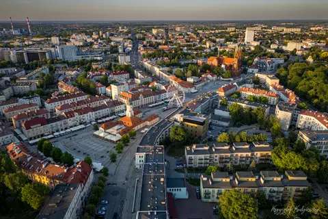 Ratusz i miejski rynek otwierają się na panoramę dachów i ulic.