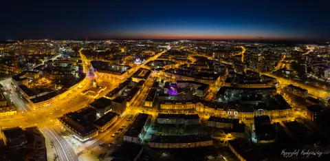 Nocny rynek i główne ulice układają się w złotą sieć świateł.