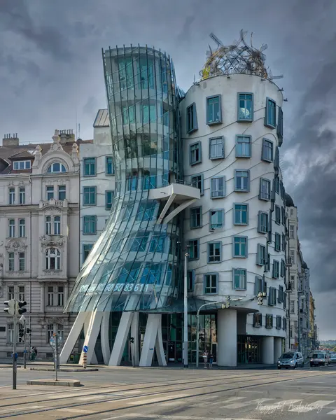 Falujące linie szklanej i jasnej fasady nadają miejskiej architekturze niezwykły rytm.